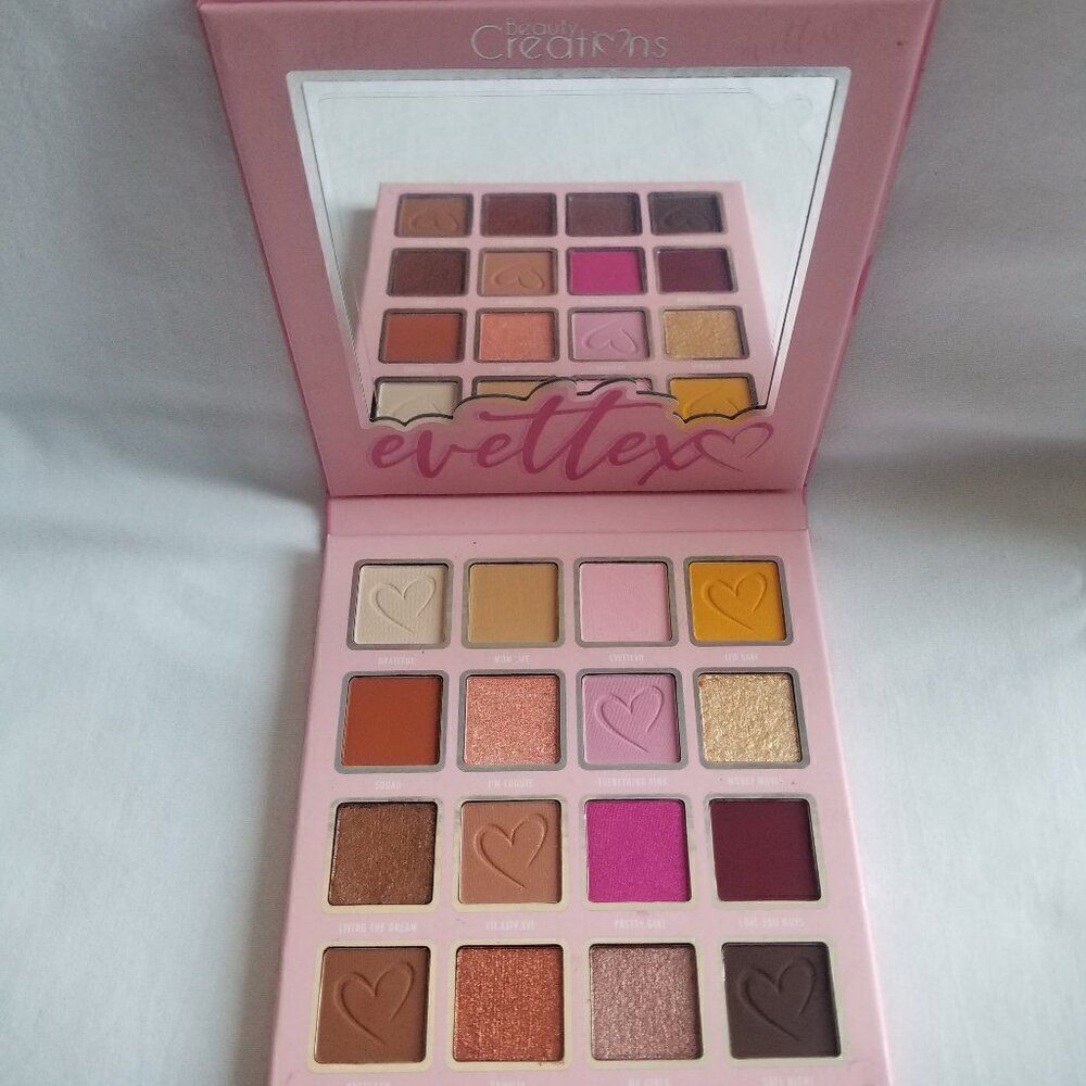 Beauty Creations Cosmetics - Bevettexo Eyes on me Shadow Palette